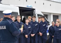 Uczniowie klas mundurowych odwiedzili komendę  - zdjęcie główne