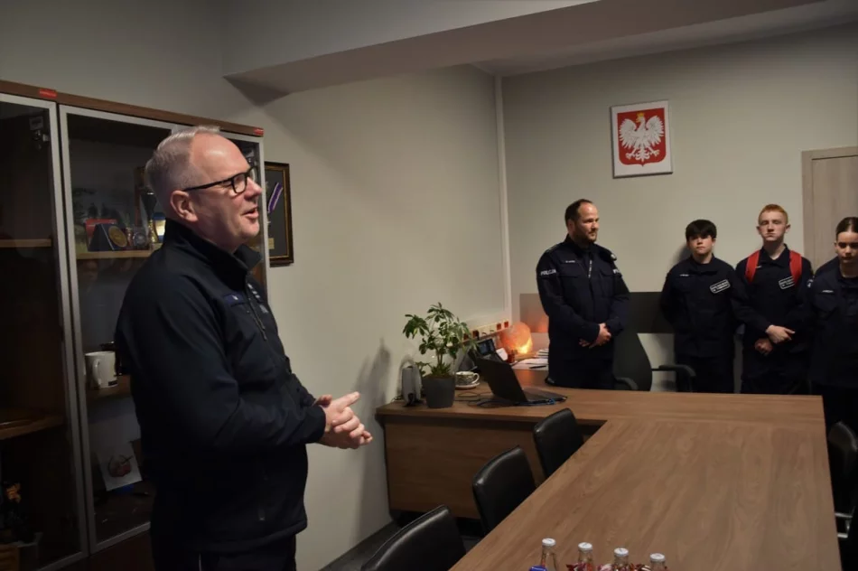 Uczniowie klas mundurowych odwiedzili komendę  - zdjęcie 2