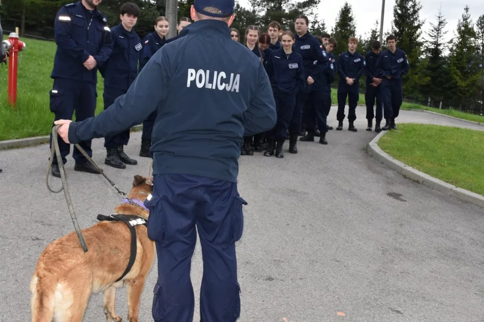 Uczniowie klas mundurowych odwiedzili komendę  - zdjęcie 4