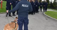 Uczniowie klas mundurowych odwiedzili komendę  - zdjęcie 4