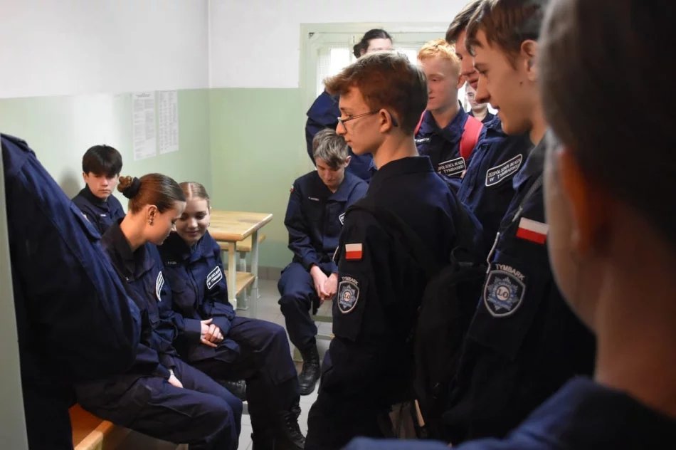 Uczniowie klas mundurowych odwiedzili komendę  - zdjęcie 8