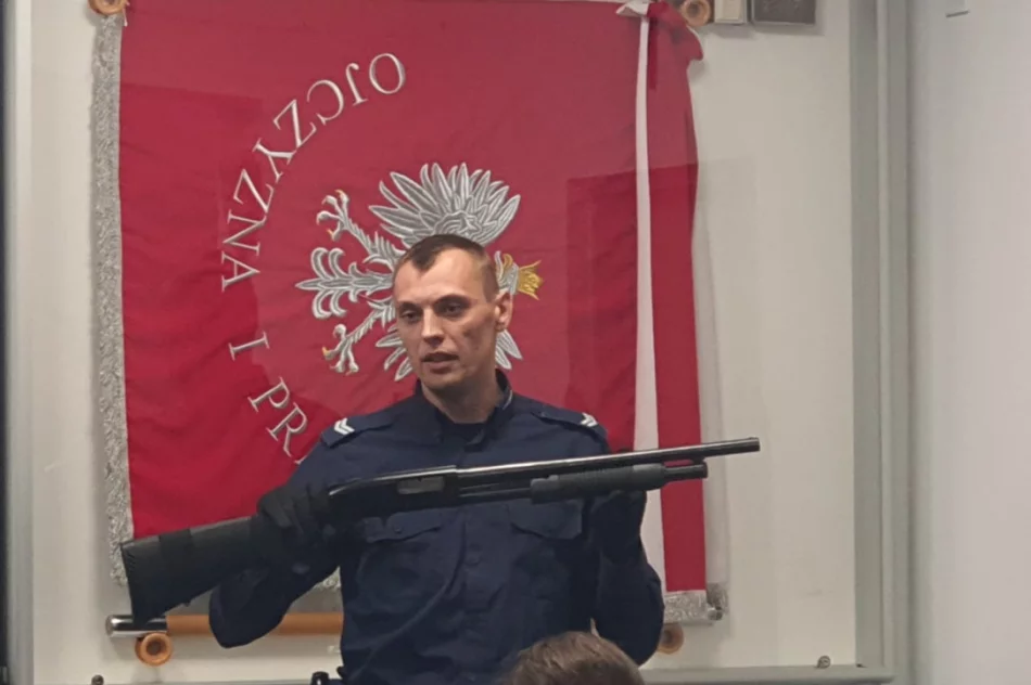 Uczniowie klas mundurowych odwiedzili komendę  - zdjęcie 10
