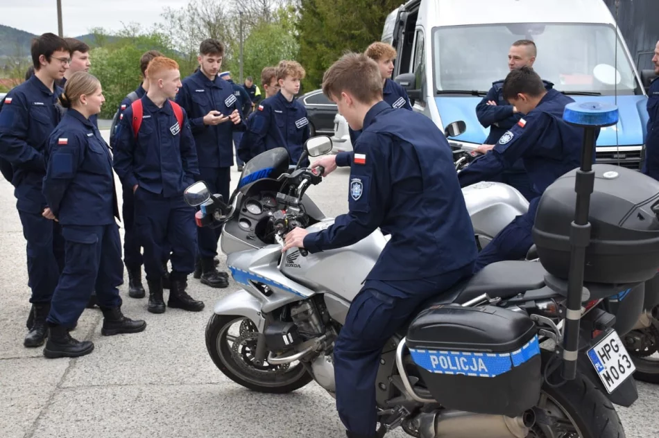 Uczniowie klas mundurowych odwiedzili komendę  - zdjęcie 11