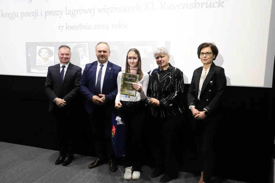 V Ogólnopolski Konkurs Plastyczny „W kręgu poezji i prozy lagrowej więźniarek KL Ravensbrück" - zdjęcie 11