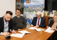 Podpisano umowę z Wykonawcą budowy zadaszenia boiska przy Szkole Podstawowej Nr 2 - zdjęcie główne