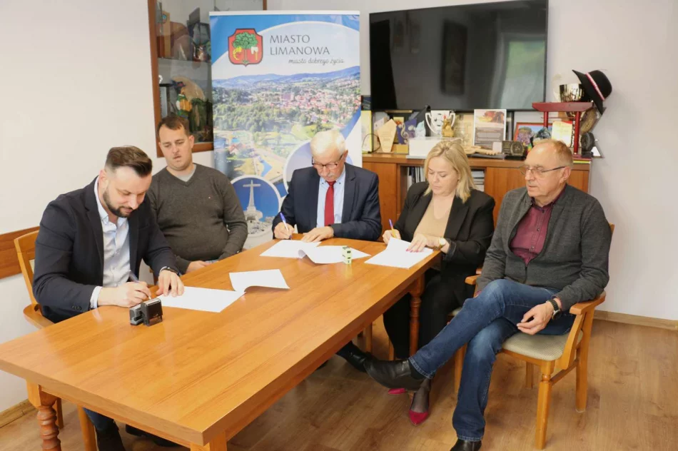 Podpisano umowę z Wykonawcą budowy zadaszenia boiska przy Szkole Podstawowej Nr 2 - zdjęcie 2