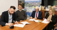 Podpisano umowę z Wykonawcą budowy zadaszenia boiska przy Szkole Podstawowej Nr 2 - zdjęcie 3