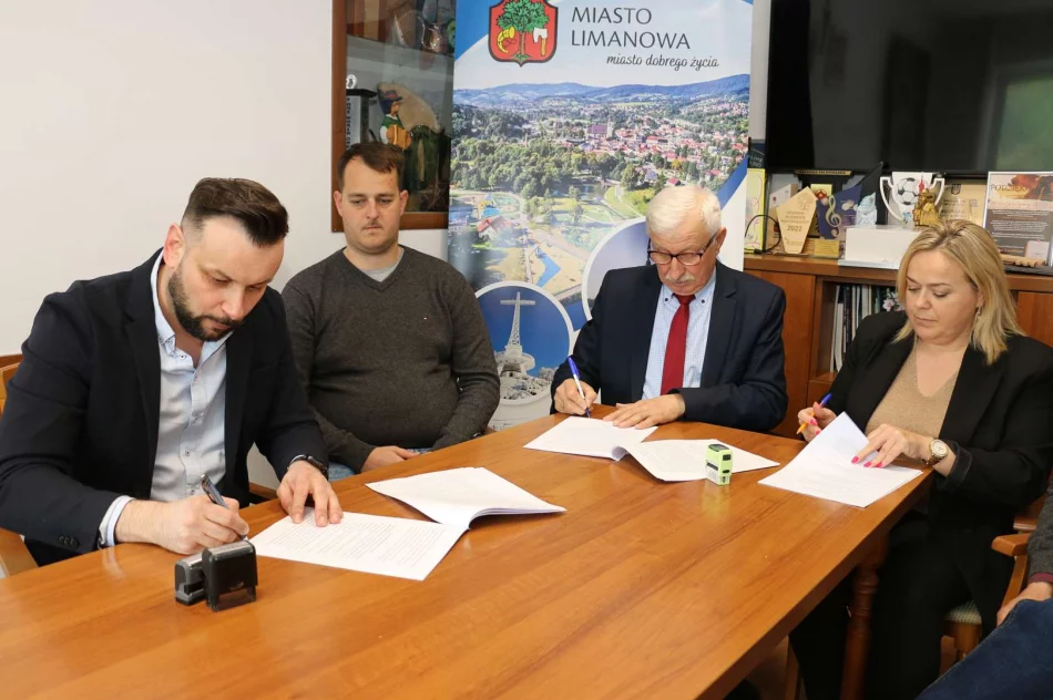 Podpisano umowę z Wykonawcą budowy zadaszenia boiska przy Szkole Podstawowej Nr 2 - zdjęcie 3