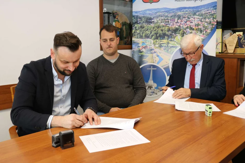 Podpisano umowę z Wykonawcą budowy zadaszenia boiska przy Szkole Podstawowej Nr 2 - zdjęcie 4