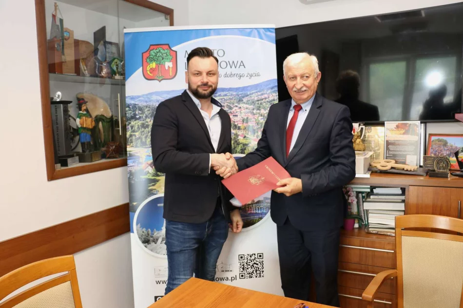 Podpisano umowę z Wykonawcą budowy zadaszenia boiska przy Szkole Podstawowej Nr 2 - zdjęcie 5