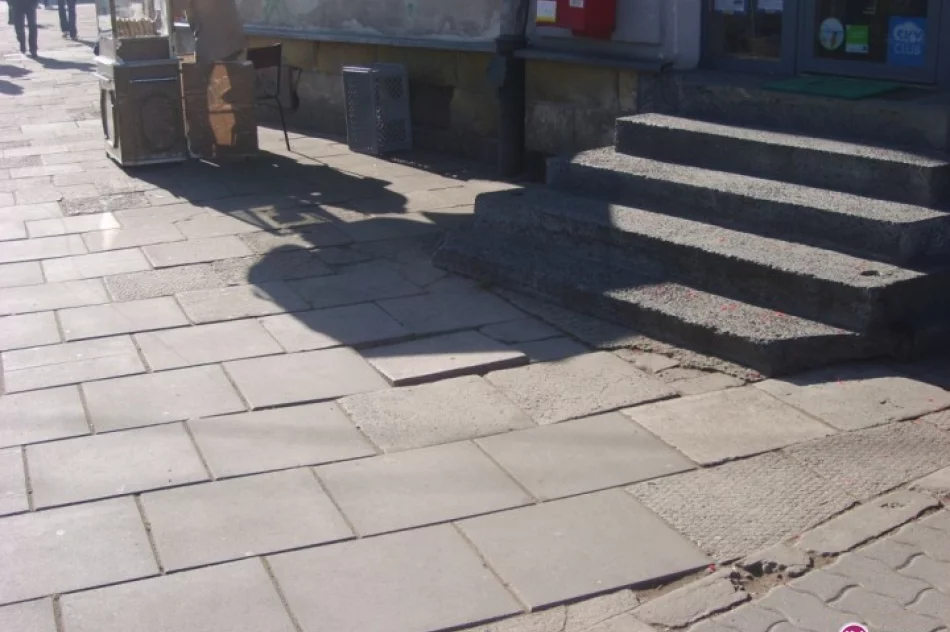 Przejście tym chodnikiem zagraża zdrowiu - zdjęcie 4