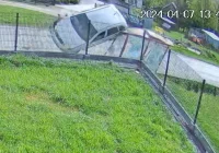 Skoda zmiażdżyła przystanek - zobacz nagranie - zdjęcie główne