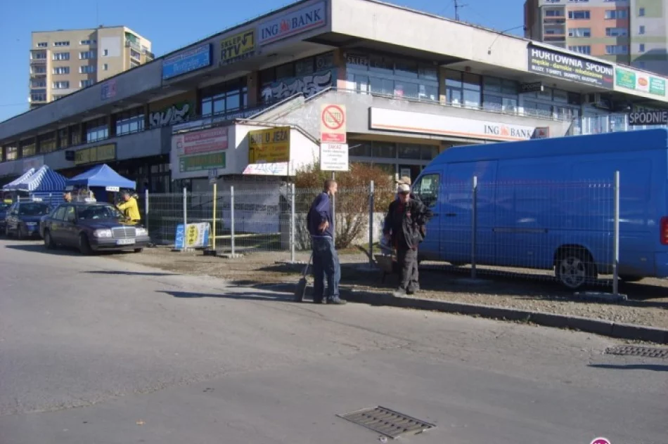 Stanął płot, który oddziela ich od klientów - zdjęcie 2