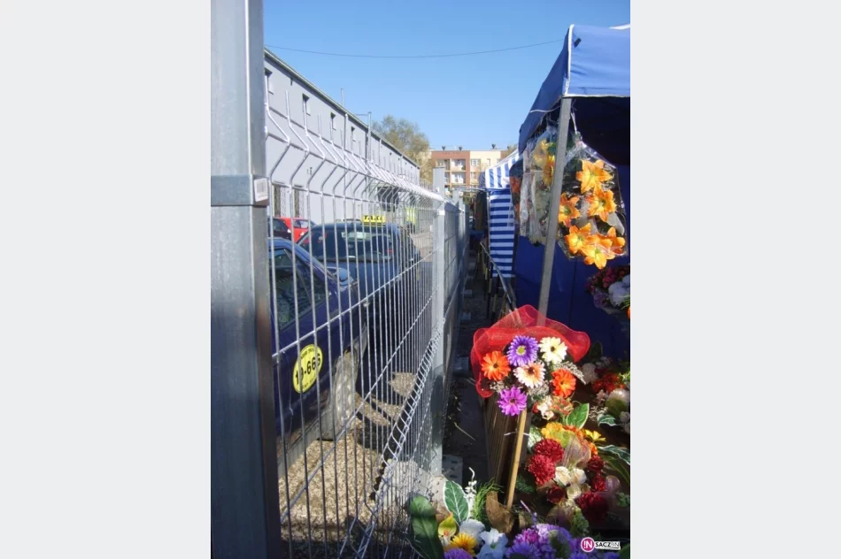 Stanął płot, który oddziela ich od klientów - zdjęcie 4