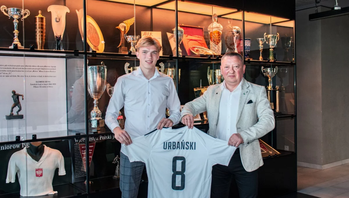 Legia Warszawa wygrywa, Wojciech Urbański wypracował rzut karny. Skrót meczu.