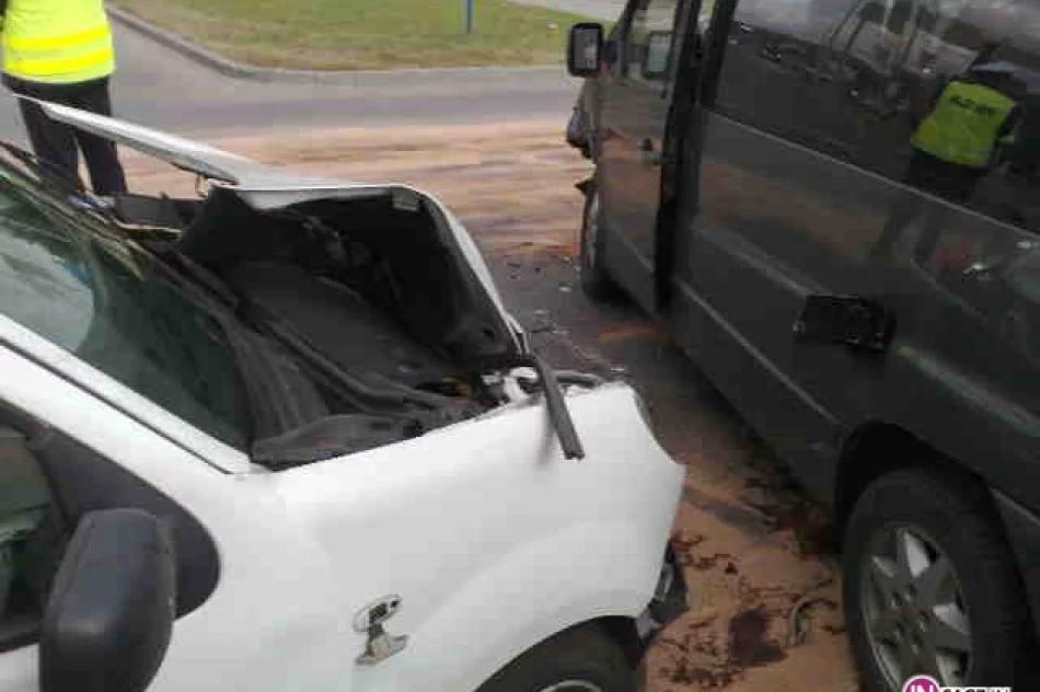 Wypadek na skrzyżowaniu - 4 osoby ranne - zdjęcie 2