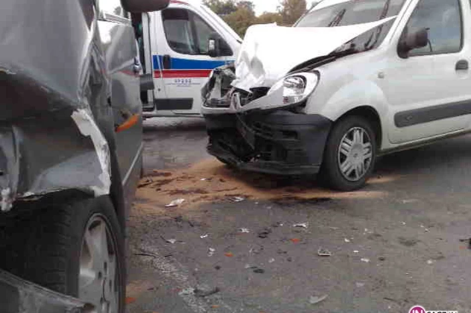 Wypadek na skrzyżowaniu - 4 osoby ranne - zdjęcie 4
