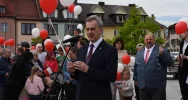 Świętowano dzień flagi - białe i czerwone balony na niebie - zdjęcie 2