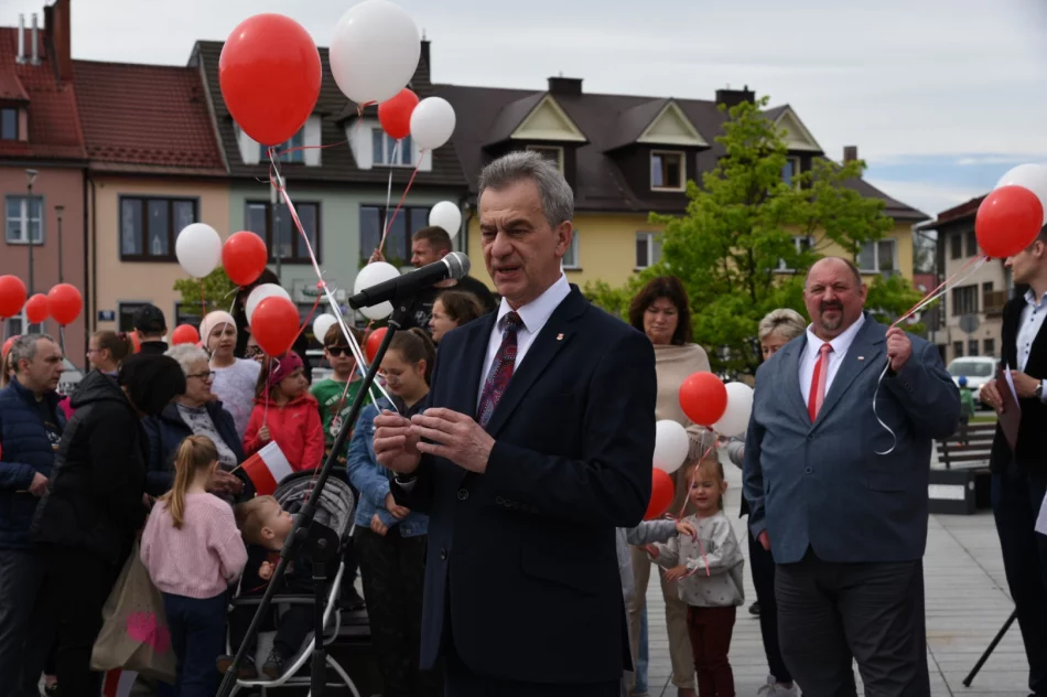 Świętowano dzień flagi - białe i czerwone balony na niebie - zdjęcie 2