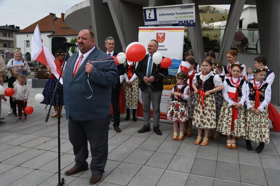 Świętowano dzień flagi - białe i czerwone balony na niebie - zdjęcie 3