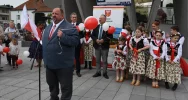 Świętowano dzień flagi - białe i czerwone balony na niebie - zdjęcie 3