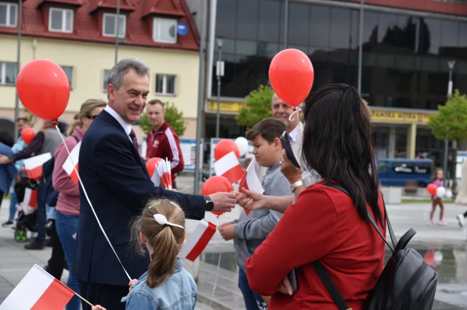 Świętowano dzień flagi - białe i czerwone balony na niebie - zdjęcie 4