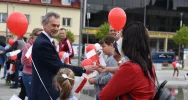 Świętowano dzień flagi - białe i czerwone balony na niebie - zdjęcie 4