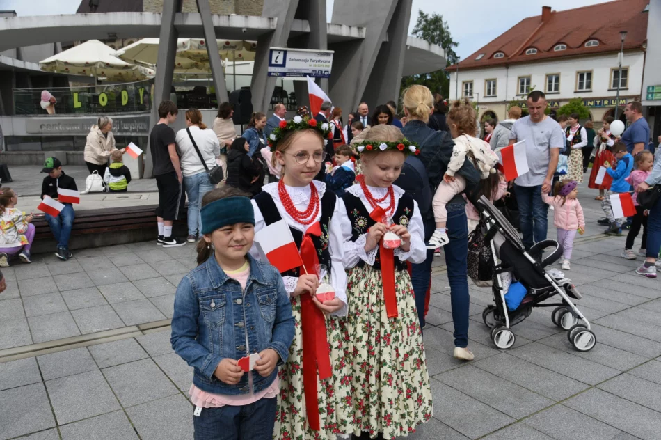 Świętowano dzień flagi - białe i czerwone balony na niebie - zdjęcie 5