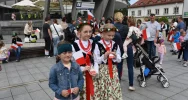 Świętowano dzień flagi - białe i czerwone balony na niebie - zdjęcie 5