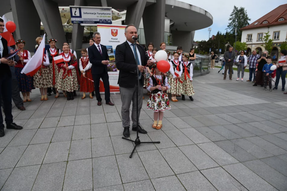 Świętowano dzień flagi - białe i czerwone balony na niebie - zdjęcie 6
