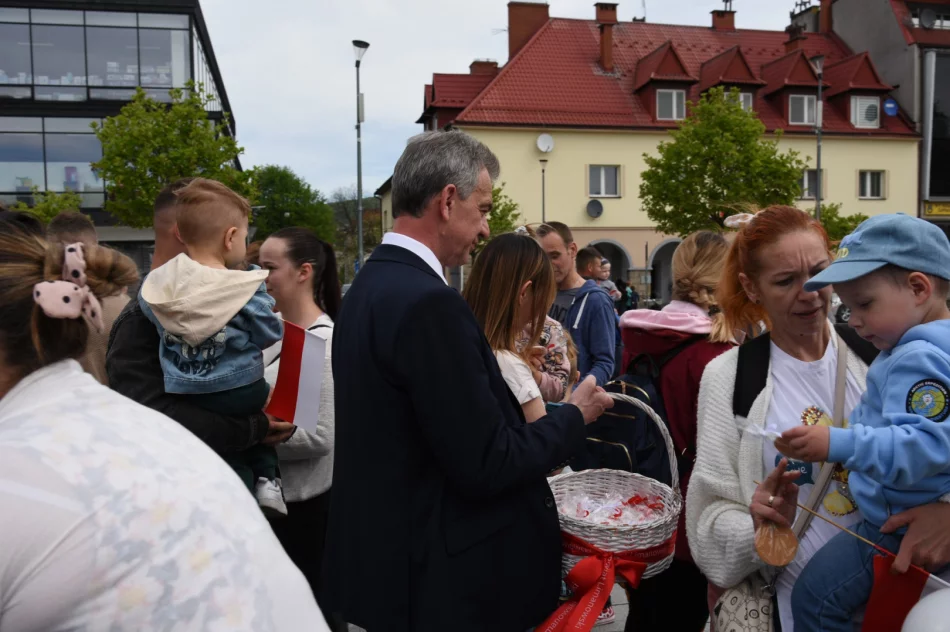 Świętowano dzień flagi - białe i czerwone balony na niebie - zdjęcie 7