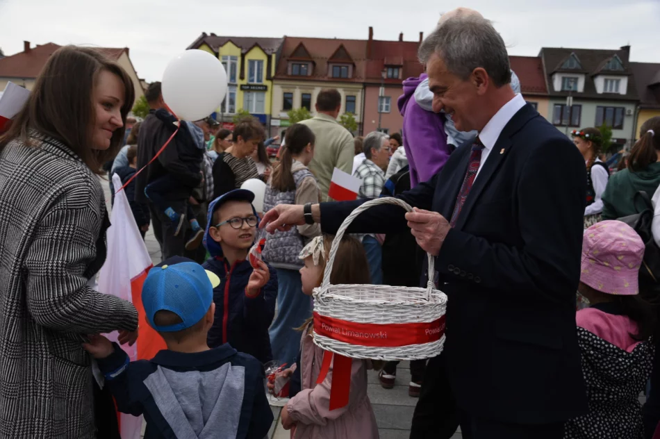 Świętowano dzień flagi - białe i czerwone balony na niebie - zdjęcie 8