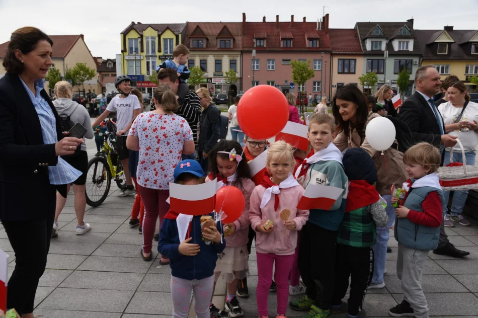 Świętowano dzień flagi - białe i czerwone balony na niebie - zdjęcie 9