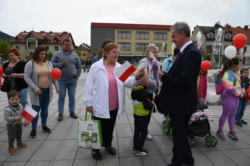 Świętowano dzień flagi - białe i czerwone balony na niebie - zdjęcie 10