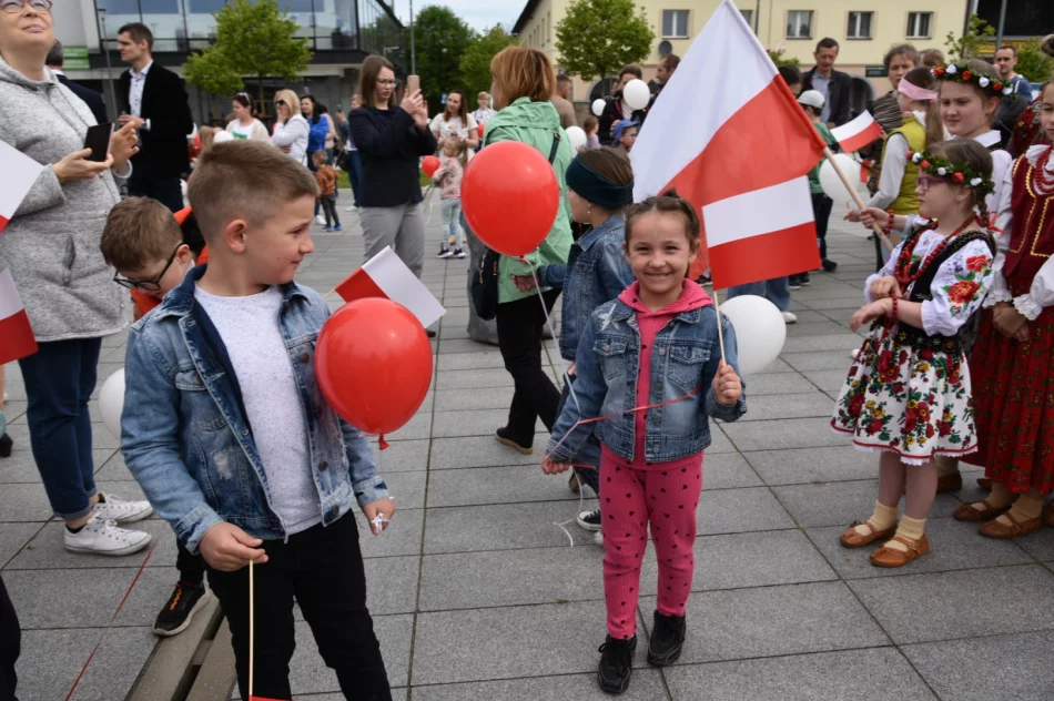 Świętowano dzień flagi - białe i czerwone balony na niebie - zdjęcie 11