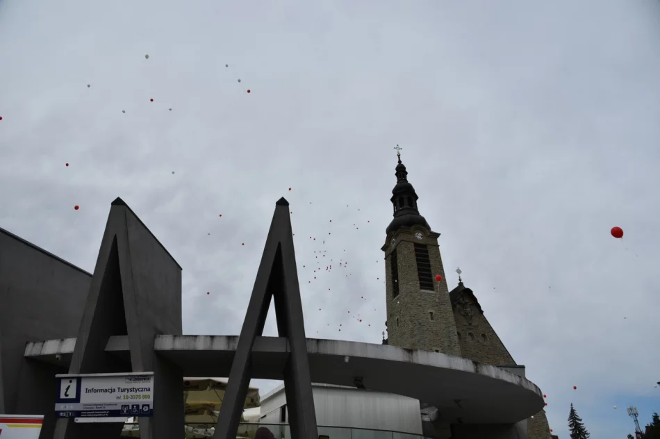 Świętowano dzień flagi - białe i czerwone balony na niebie - zdjęcie 12