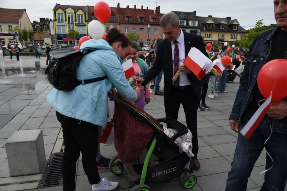 Świętowano dzień flagi - białe i czerwone balony na niebie - zdjęcie 13