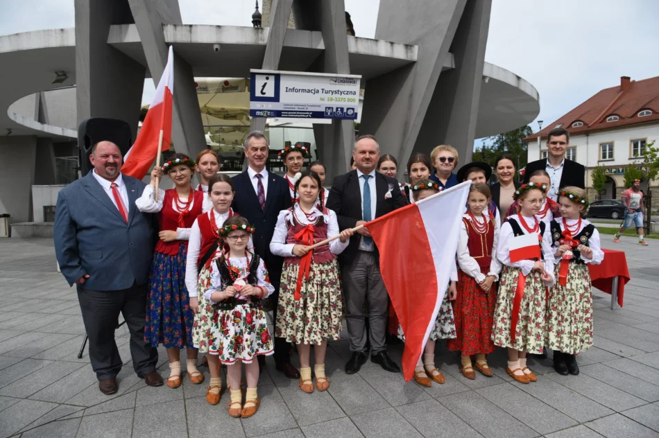 Świętowano dzień flagi - białe i czerwone balony na niebie - zdjęcie 14
