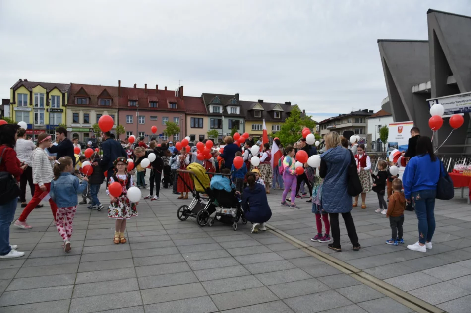 Świętowano dzień flagi - białe i czerwone balony na niebie - zdjęcie 15