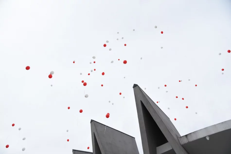 Świętowano dzień flagi - białe i czerwone balony na niebie - zdjęcie 16