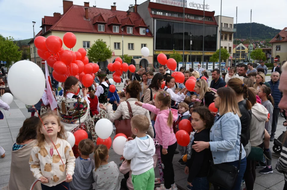 Świętowano dzień flagi - białe i czerwone balony na niebie - zdjęcie 17