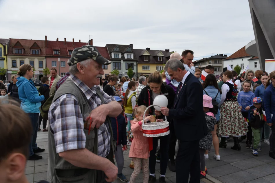 Świętowano dzień flagi - białe i czerwone balony na niebie - zdjęcie 18