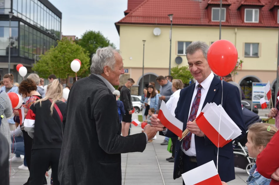 Świętowano dzień flagi - białe i czerwone balony na niebie - zdjęcie 20