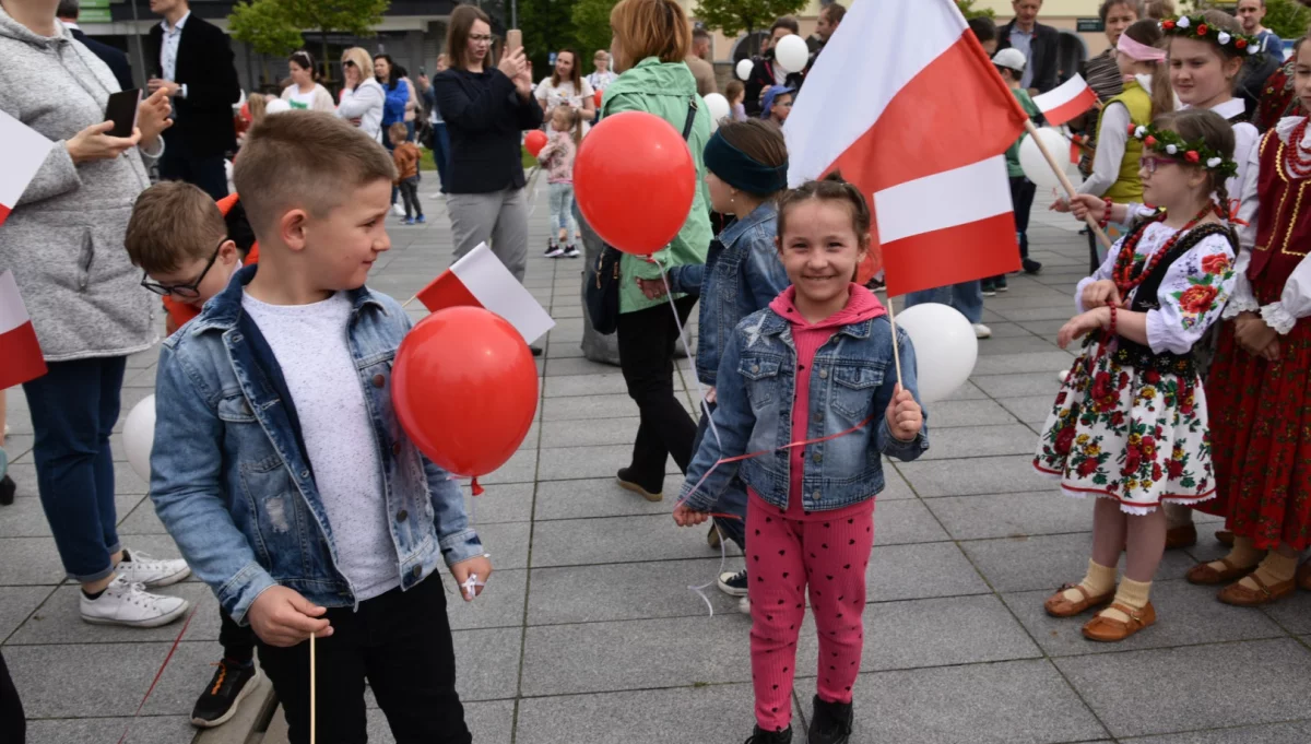 Świętowano dzień flagi - białe i czerwone balony na niebie