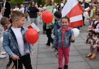 Świętowano dzień flagi - białe i czerwone balony na niebie - zdjęcie główne