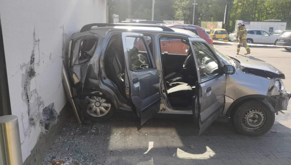 Senior z Limanowszczyzny staranował 5 aut i uderzył w sklep - zdjęcie 1