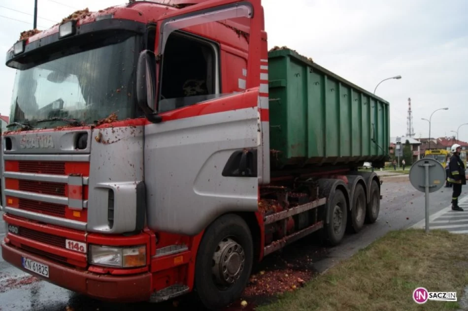 Skrzyżowanie tonęło w sfermentowanych owocach - zdjęcie 3