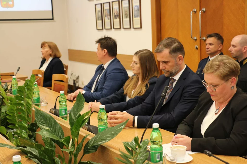 I uroczysta sesja Rady Miasta Limanowa, ślubowanie Burmistrz Miasta Jolanty Juszkiewicz oraz radnych - zdjęcie 14