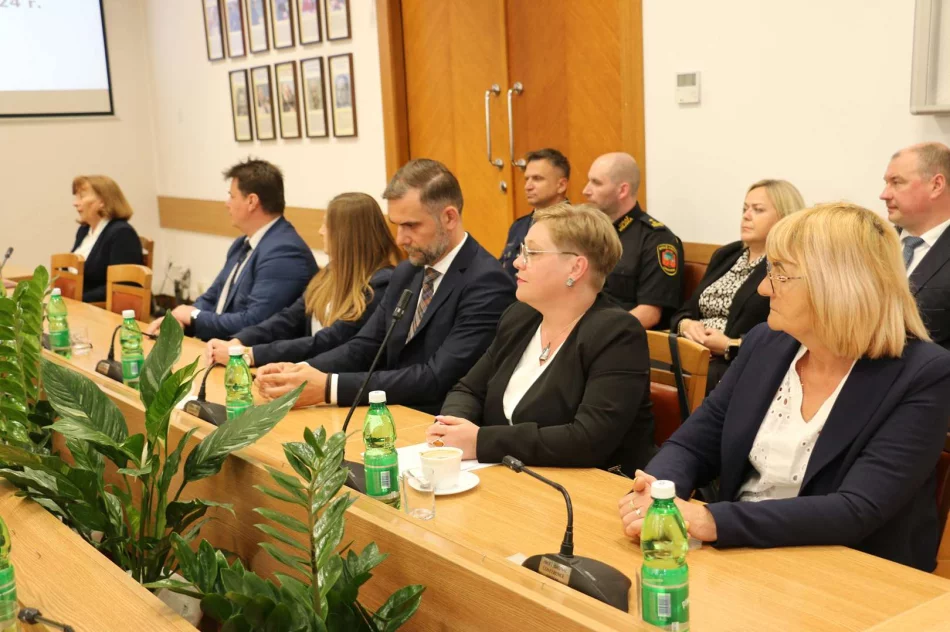 I uroczysta sesja Rady Miasta Limanowa, ślubowanie Burmistrz Miasta Jolanty Juszkiewicz oraz radnych - zdjęcie 15