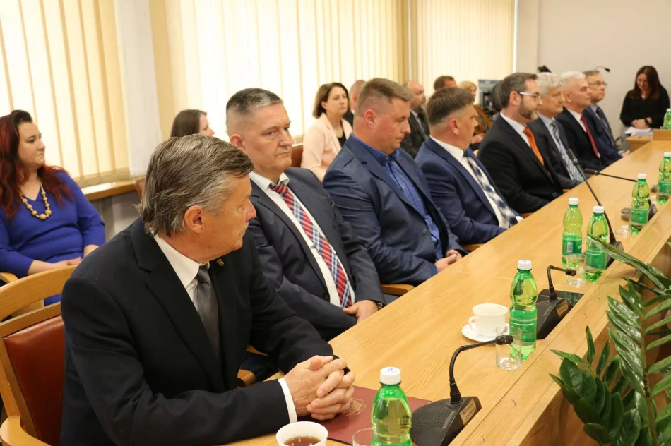 I uroczysta sesja Rady Miasta Limanowa, ślubowanie Burmistrz Miasta Jolanty Juszkiewicz oraz radnych - zdjęcie 16